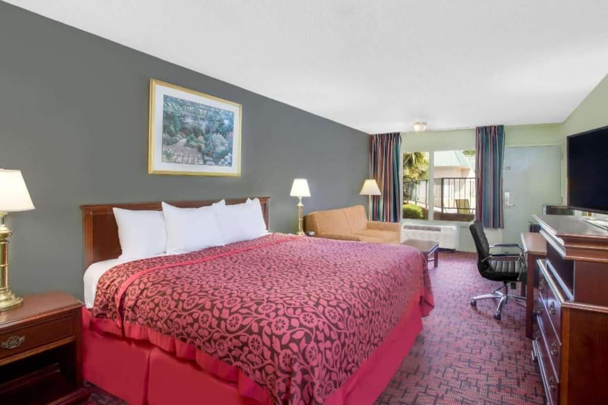 Desk, soundproofing, free WiFi, bed sheets