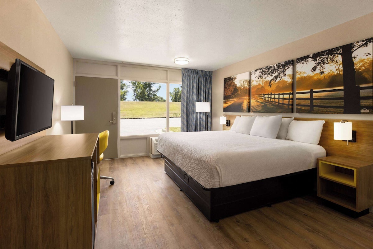 Desk, free WiFi, bed sheets