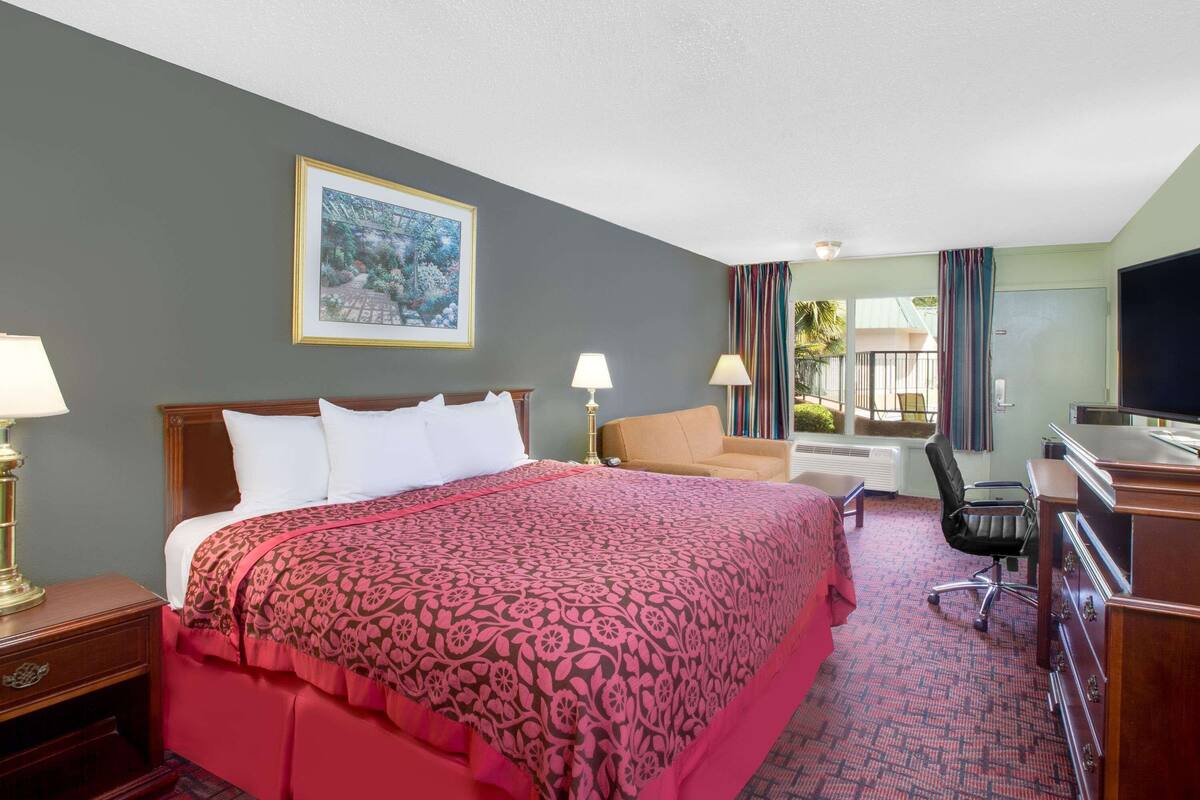 Desk, soundproofing, free WiFi, bed sheets