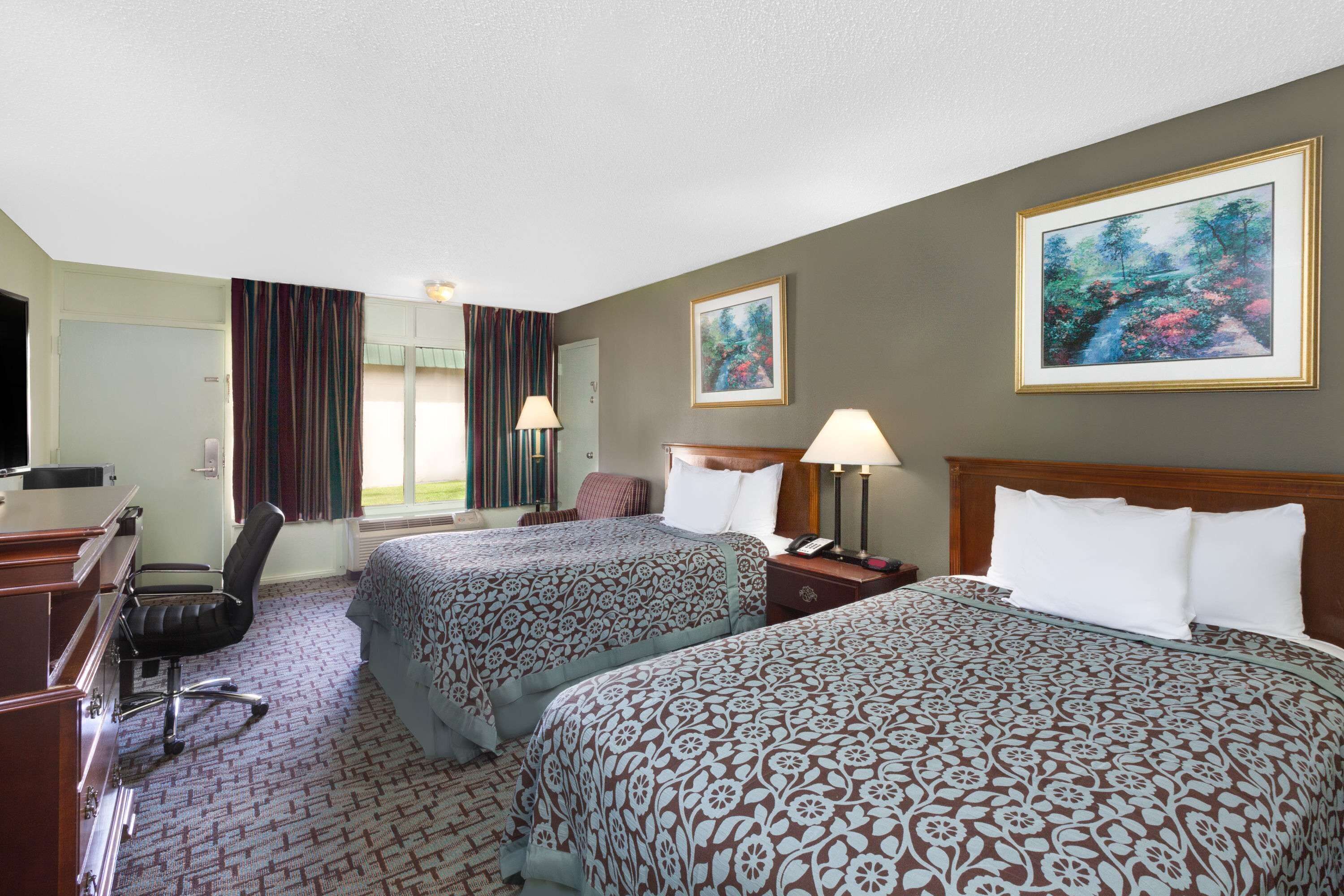 مكتب وتجهيزات عازلة للصوت وواي فاي مجانًا وملاءات أسرّة