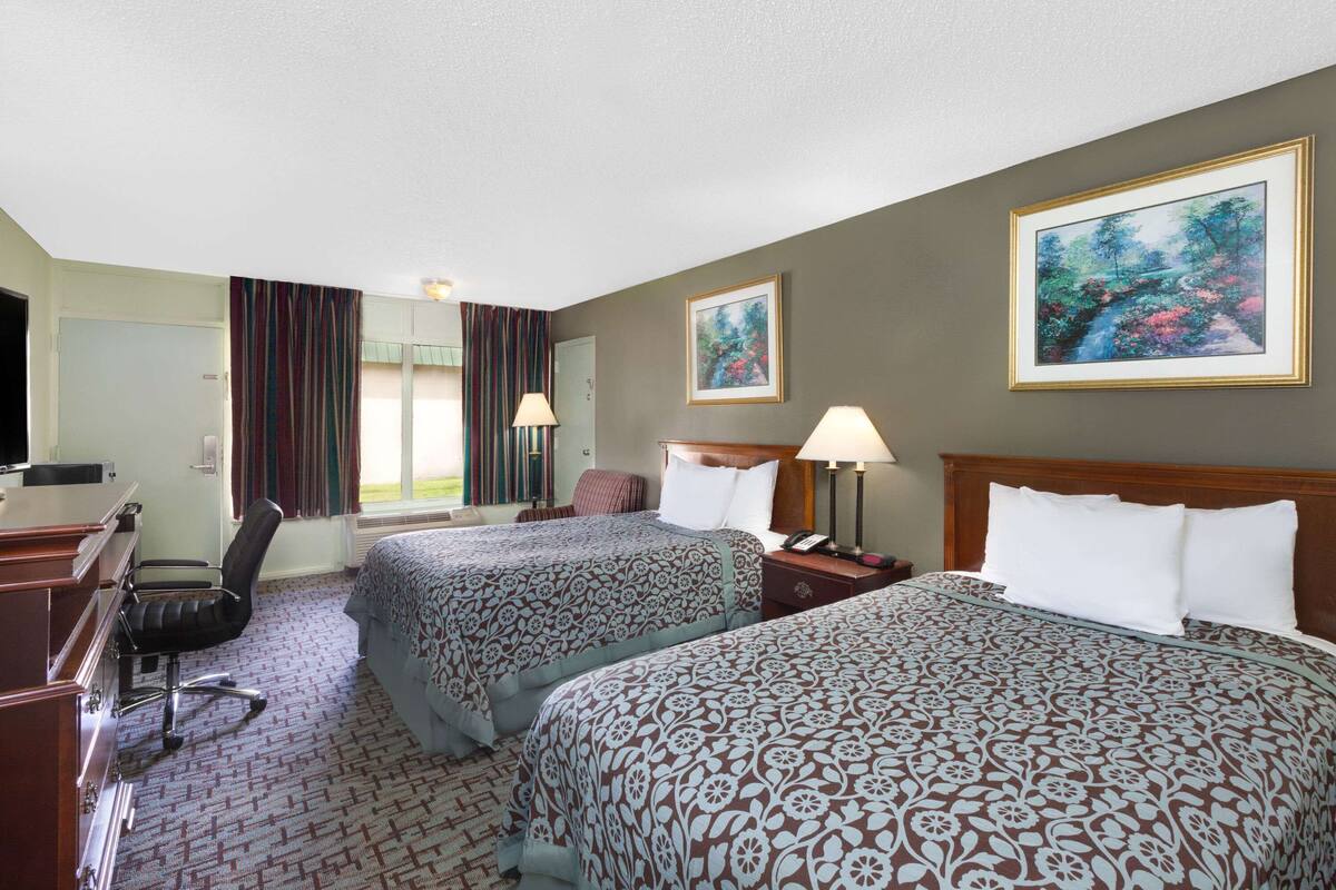 مكتب وتجهيزات عازلة للصوت وواي فاي مجانًا وملاءات أسرّة