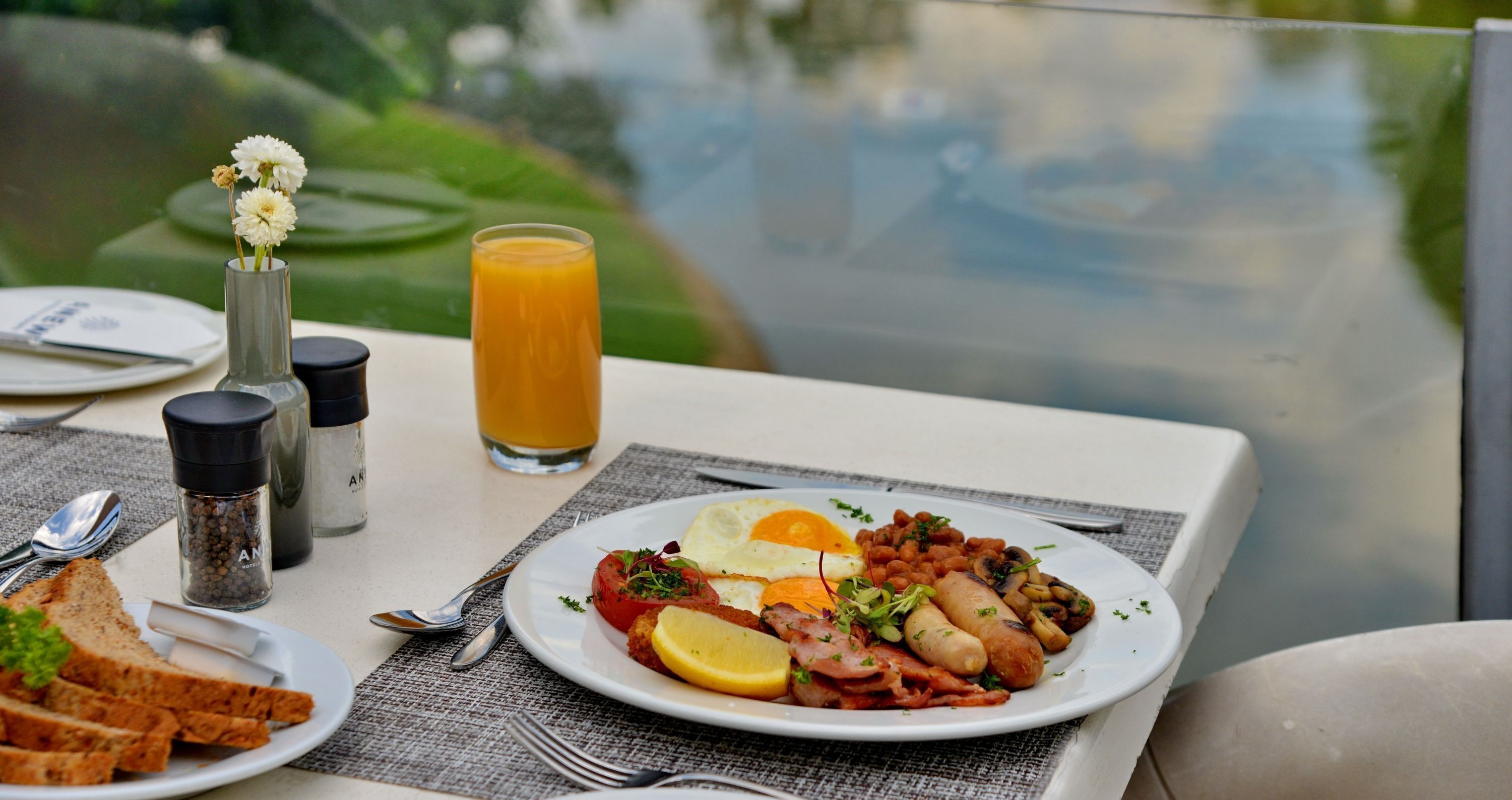 breakfast, lunch and dinner served