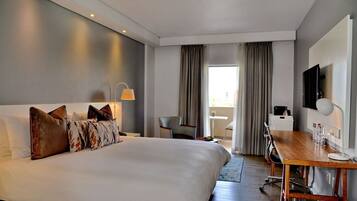 Ropa de cama de alta calidad y caja de seguridad en la habitación