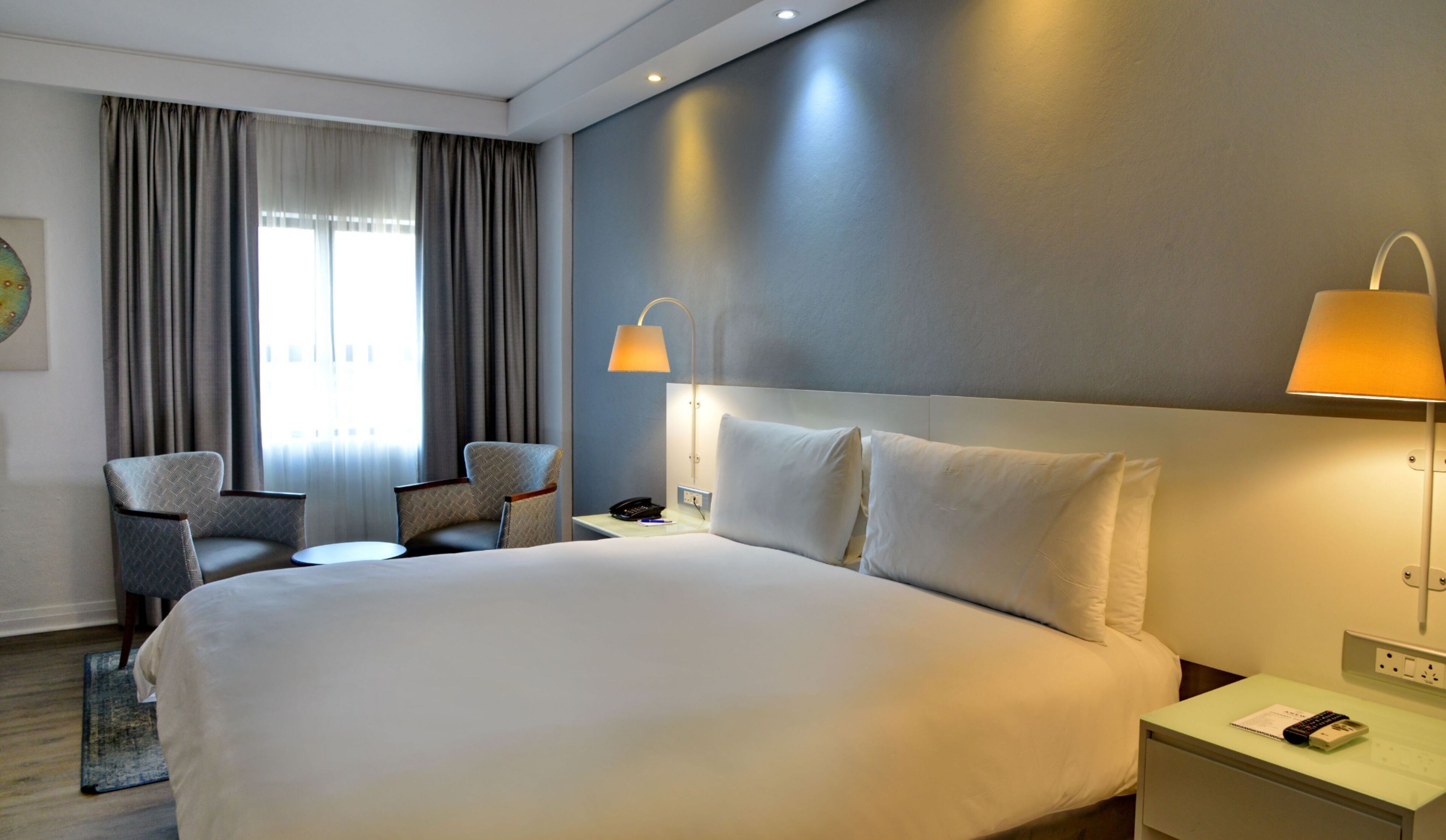 Luxe beddengoed, een kluis op de kamer, een bureau, een laptopwerkplek