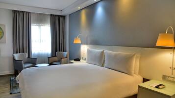 Luxe beddengoed, een kluis op de kamer, een bureau, een laptopwerkplek