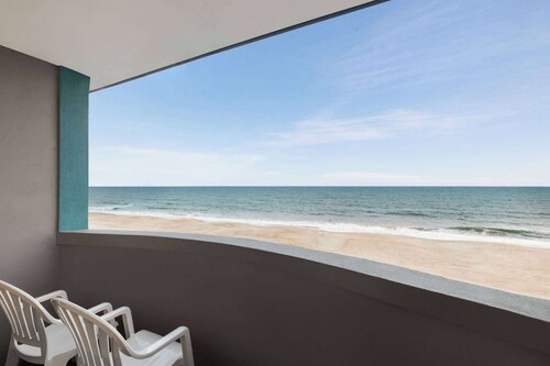 Days Inn by Wyndham Myrtle Beach-Beach Front