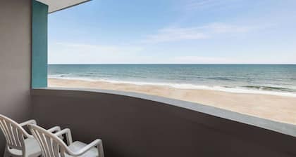 Days Inn by Wyndham Myrtle Beach-Beach Front