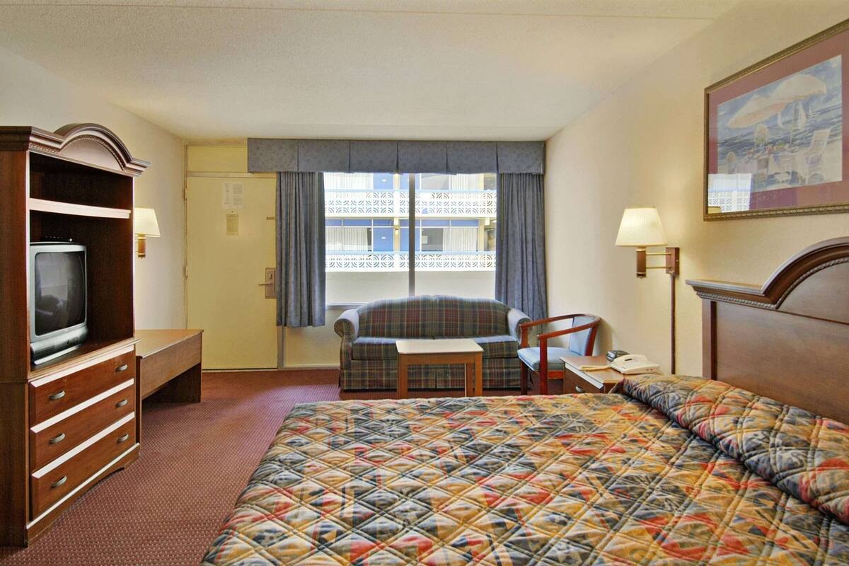 Blackout drapes, free WiFi, bed sheets
