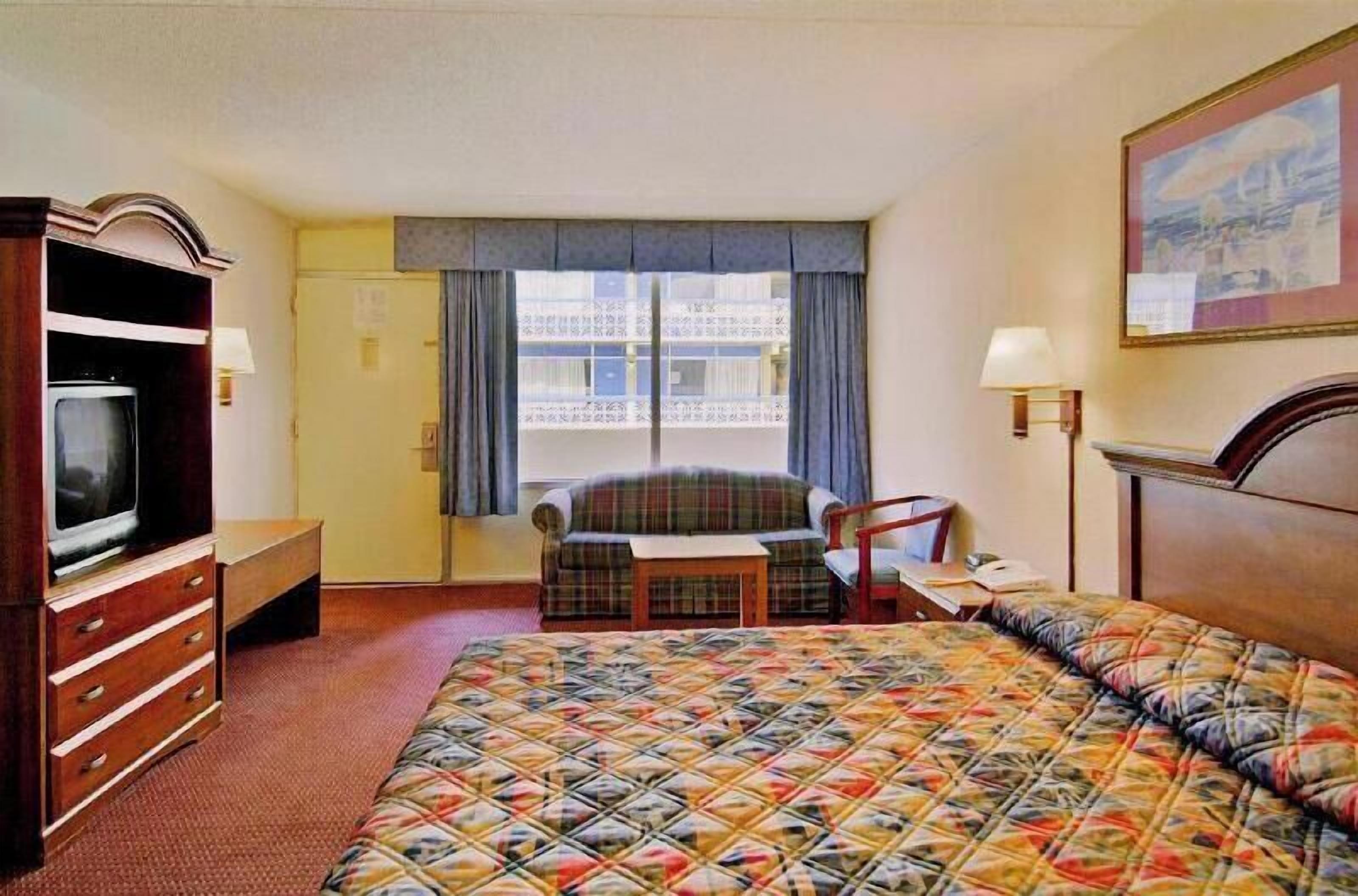 Blackout drapes, free WiFi, bed sheets