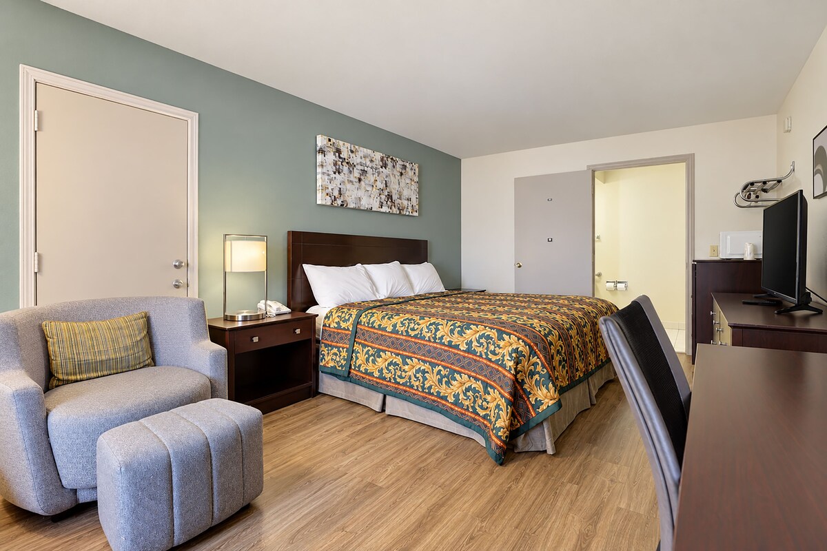 Deluxe King Bed Accessible Non-Smoking | Desk, iron/ironing board, WiFi (free), bed sheets