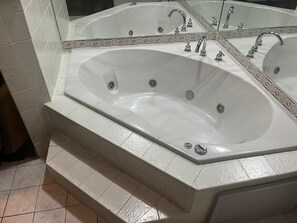 Rom – deluxe, 1 kingsize-seng med sovesofa, massasjebadekar (King Room with Jacuzzi) | Skrivebord, skrivebord for bærbar PC og blendingsgardiner