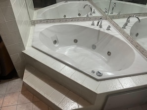 Deluxe Room, 1 King Bed with Sofa bed, Jetted Tub (King Room with Jacuzzi) | Desk, laptop workspace, blackout drapes, iron/ironing board