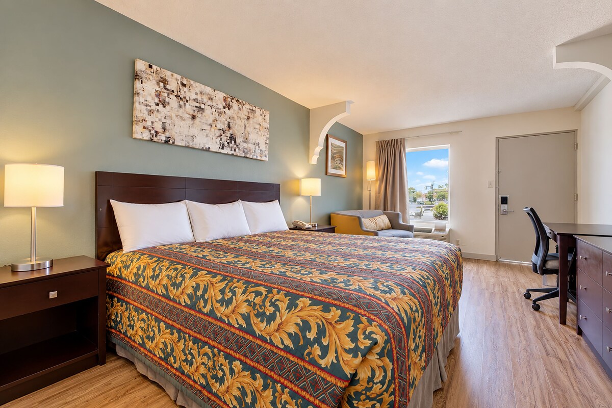 King Bed Non-Smoking | Desk, iron/ironing board, WiFi (free), bed sheets