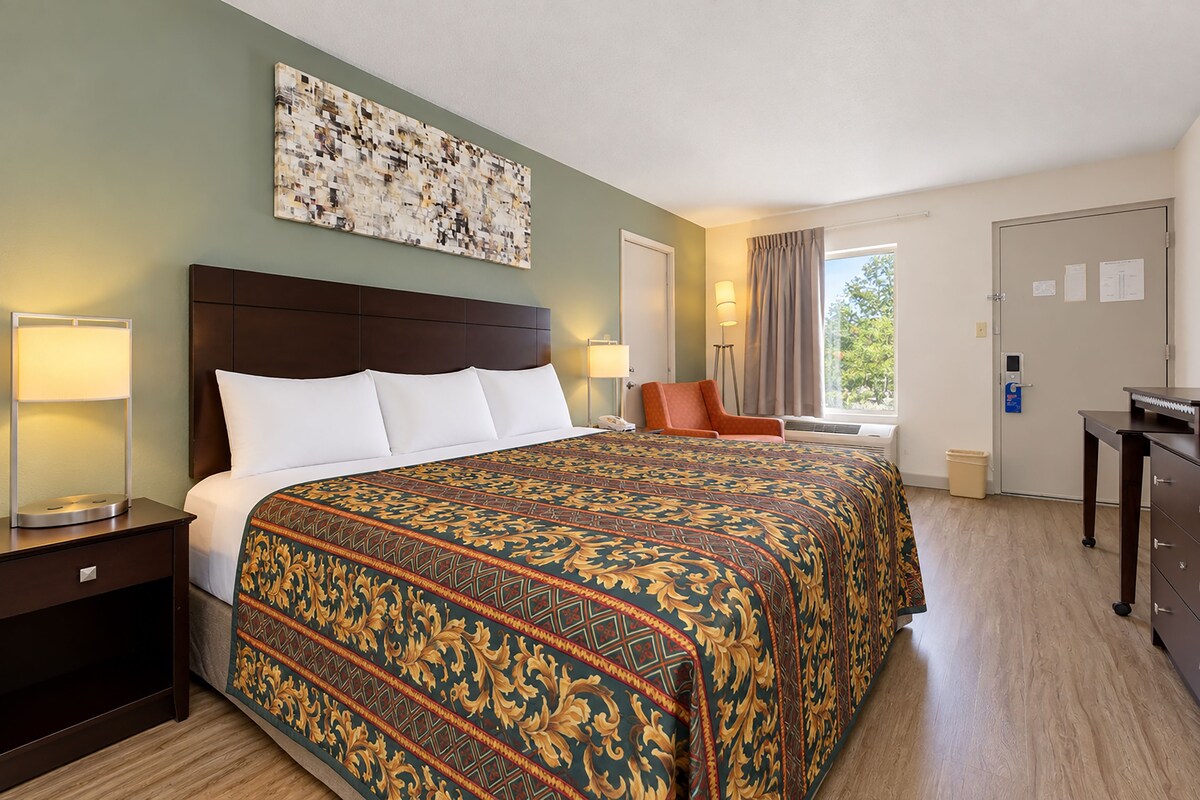 King Bed Accessible Non-Smoking | Desk, iron/ironing board, WiFi (free), bed sheets