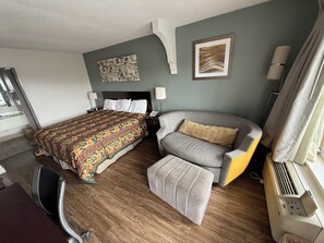 Desk, laptop workspace, blackout drapes, iron/ironing board - Southern Inn (Manchester)