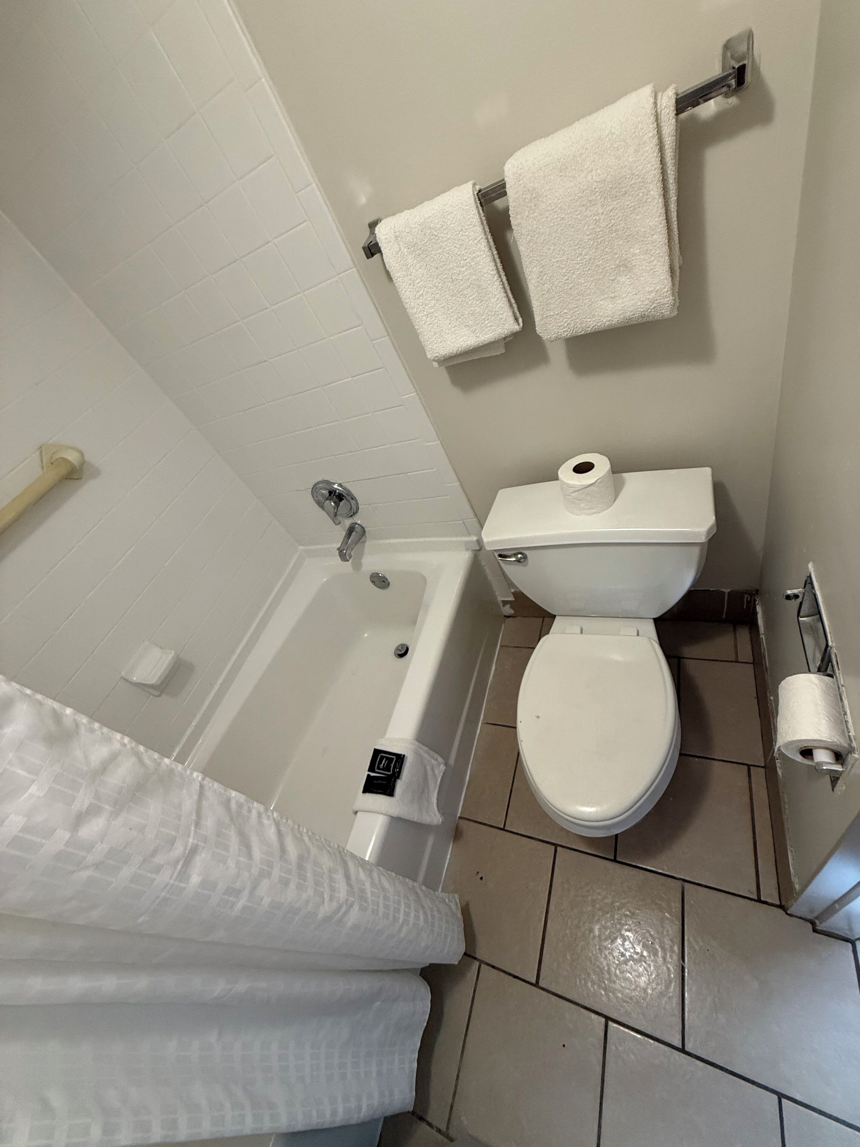 Articles de toilette (gratuits), séchoir à cheveux, serviettes fournies