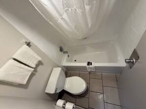 办公桌、笔记本电脑工作区、遮光窗帘、熨斗/熨衣板