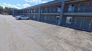 Un motel à plusieurs étages avec un parking.