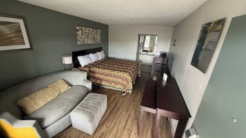 Escritorio, espacio para trabajar con laptop y cortinas blackout