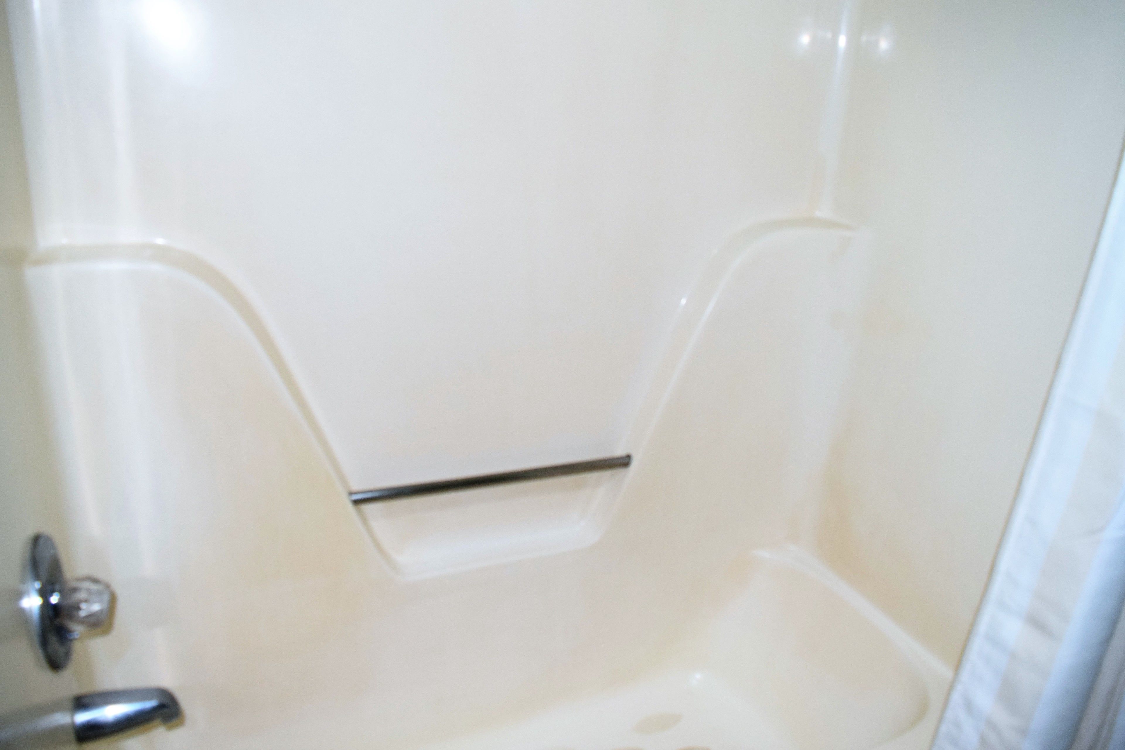 Standard Room, 1 Queen Bed, Smoking | Deep-soaking bathtub