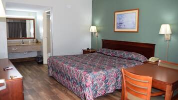 Standard Room, 1 King Bed, Smoking | In-room safe, desk, iron/ironing board, free WiFi