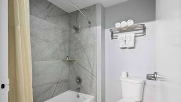 Suite, 1 King Bed, Non Smoking (Deluxe) | Bathroom