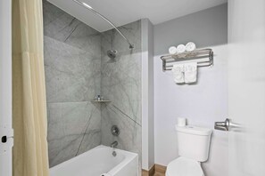 Suite, 1 cama de matrimonio grande, no fumadores (Deluxe) | Baño | Artículos de higiene personal gratuitos y toallas