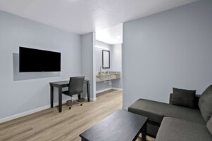 Suite, 1 King Bed, Non Smoking (Deluxe) | Iron/ironing board, free WiFi, alarm clocks