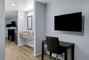 华丽套房, 无烟房 (3 Queen Beds) | 熨斗/熨衣板、免费 WiFi、闹钟