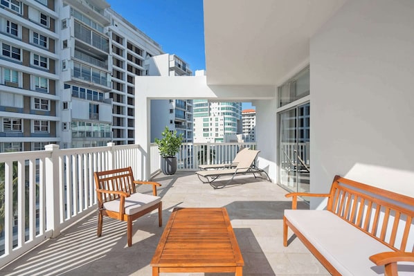 Suite, Mehrere Betten, Nichtraucher, Balkon (King) | Zimmersafe, individuell dekoriert, individuell eingerichtet
