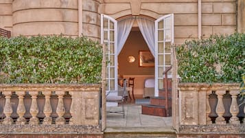 Deluxe-Zimmer, Whirlpool (on the Terrace) | Allergikerbettwaren, Zimmersafe, Schreibtisch, Bügeleisen/Bügelbrett