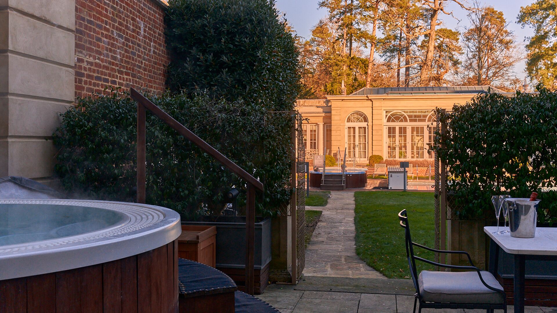 deluxe room, hot tub (on the terrace) | hypo-allergenic bedding, in-room safe, desk, iron/ironing board