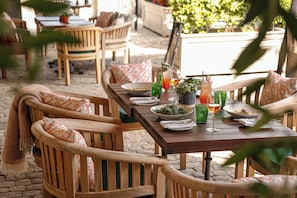 2 restaurants, breakfast, lunch, dinner served; British cuisine