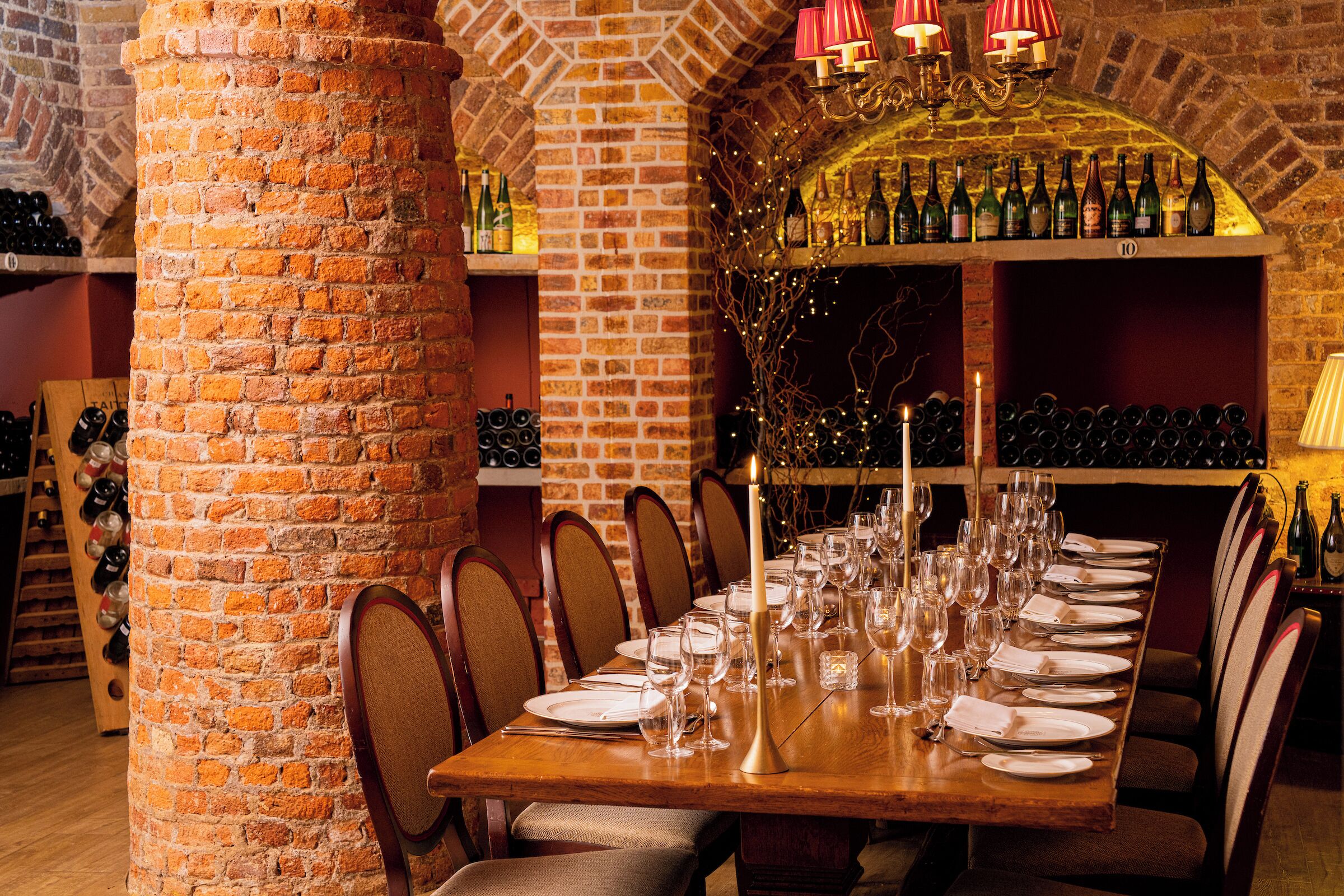 2 restaurants; breakfast, lunch, dinner and brunch served 