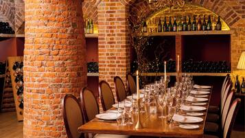 2 restaurants; breakfast, lunch, dinner and brunch served