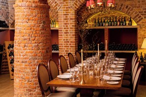 2 restaurants; breakfast, lunch, dinner, and brunch served
