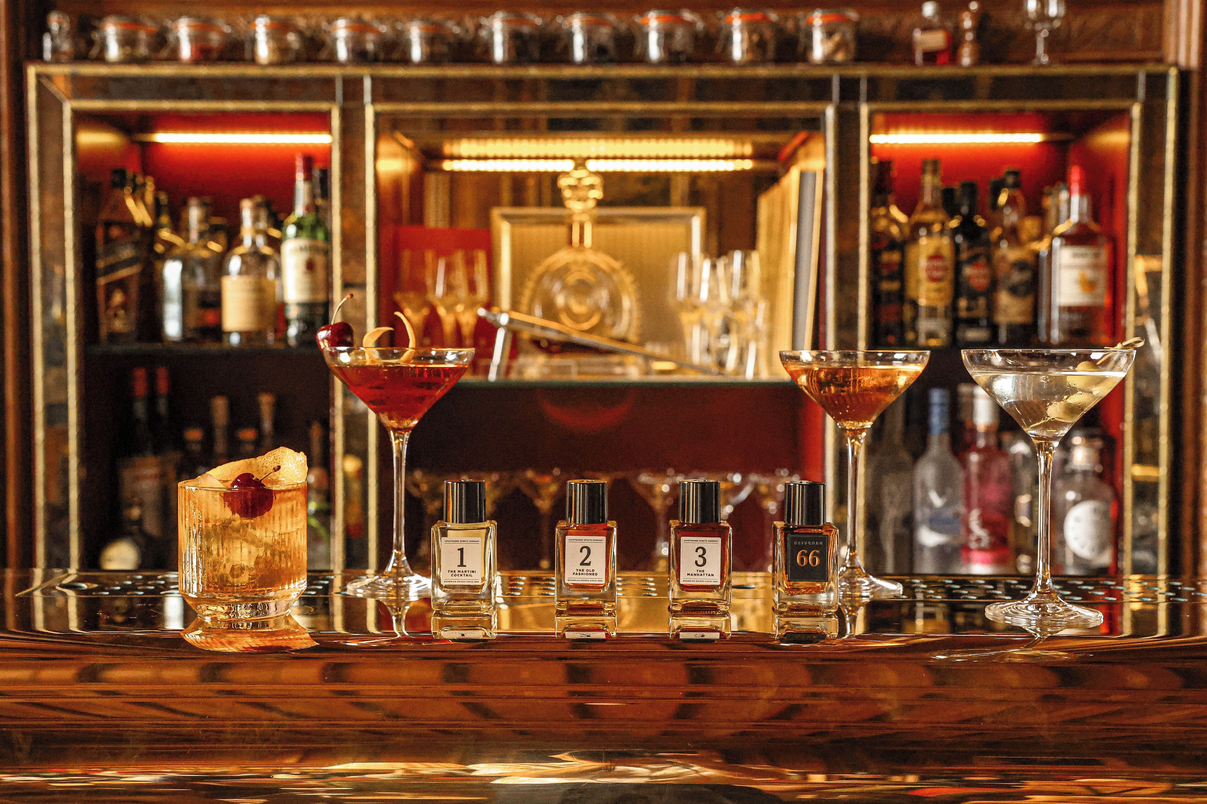 Un bar con varias botellas de licor, numeradas del 1 al 6, y dos vasos de martini.