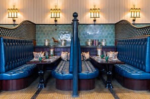 2 restaurants, breakfast, lunch, dinner served; British cuisine 