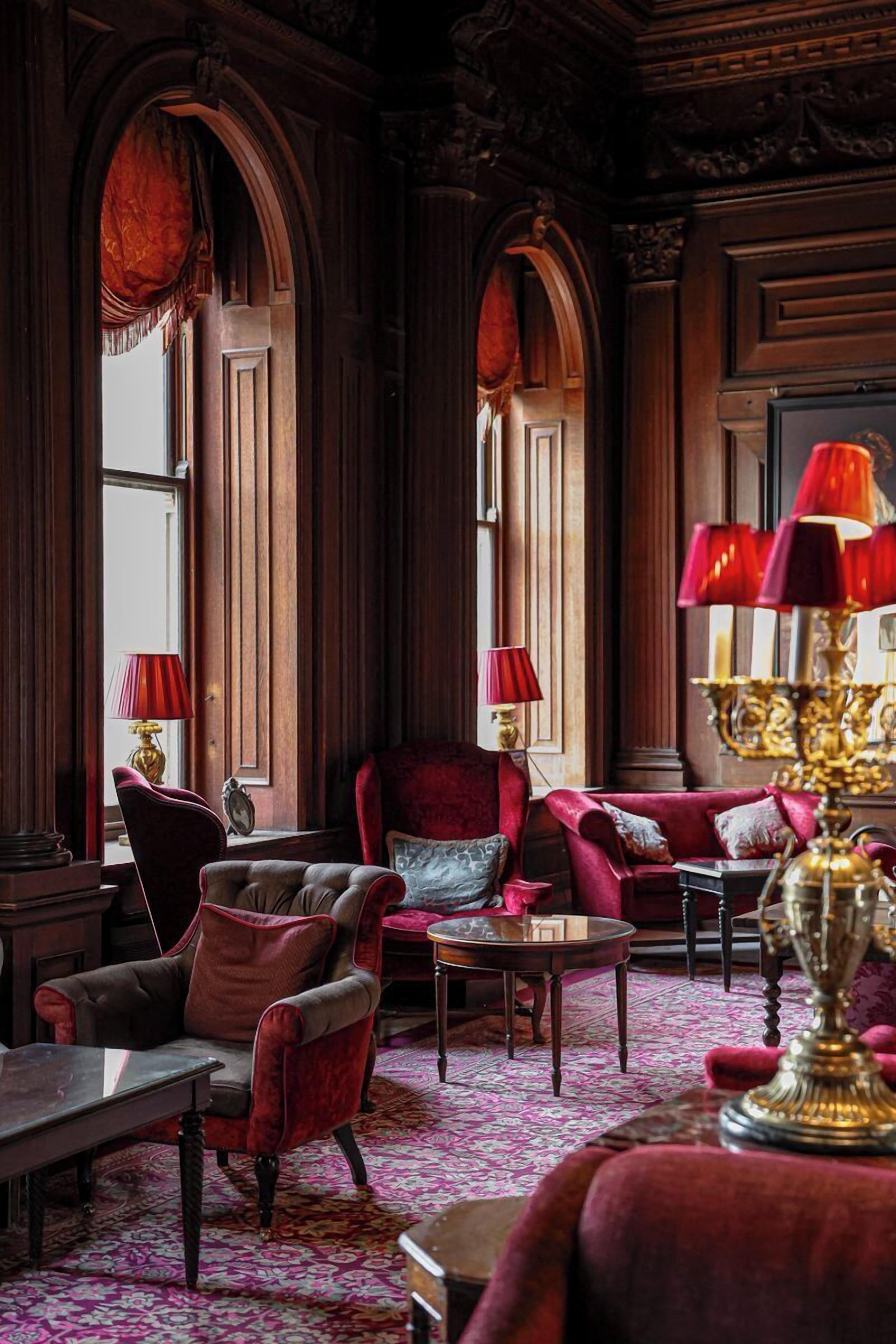 Lobby lounge
