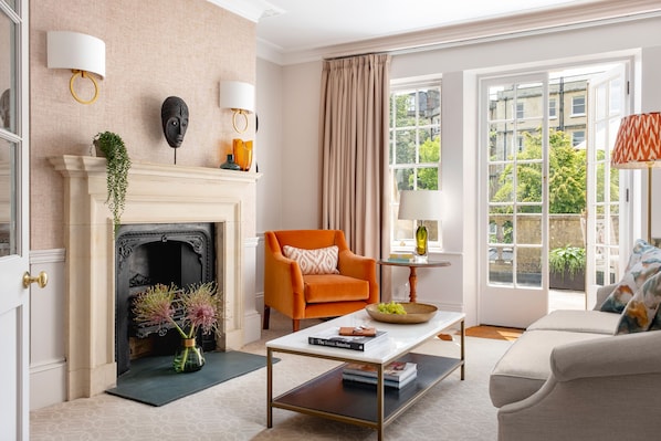 Deluxe Suite | Hypo-allergenic bedding, in-room safe, individually decorated, desk