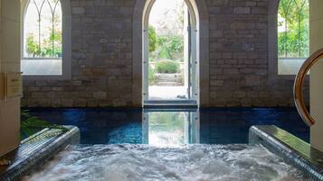 Salas de tratamiento para parejas, un sauna, una bañera de hidromasaje