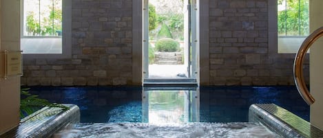 Salas de tratamiento para parejas, sauna y tina de hidromasaje