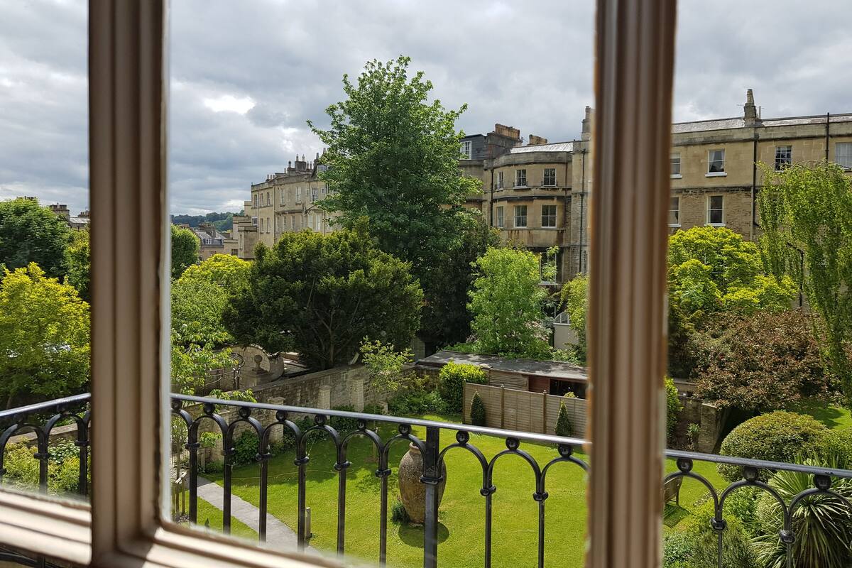 junior suite | hypo-allergenic bedding, in-room safe, individually decorated, desk