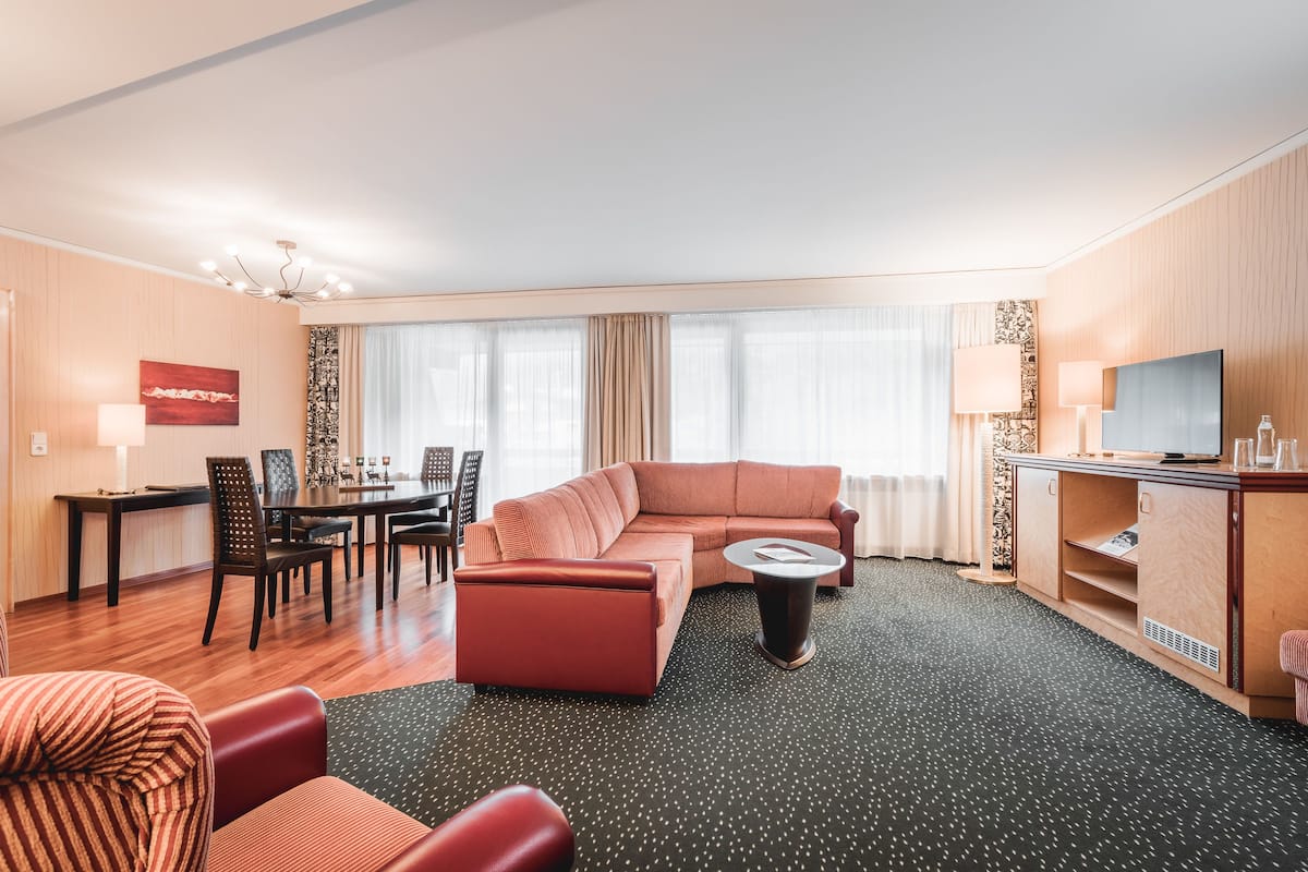 Senior Suite, Balcony | Premium bedding, minibar, in-room safe, free WiFi