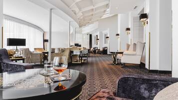 Lobby-lounge