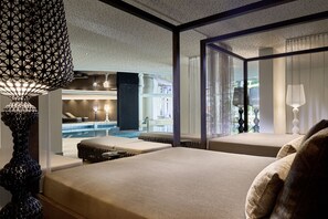 Piscine intérieure, piscine extérieure, 8 h à 20 h, parasols