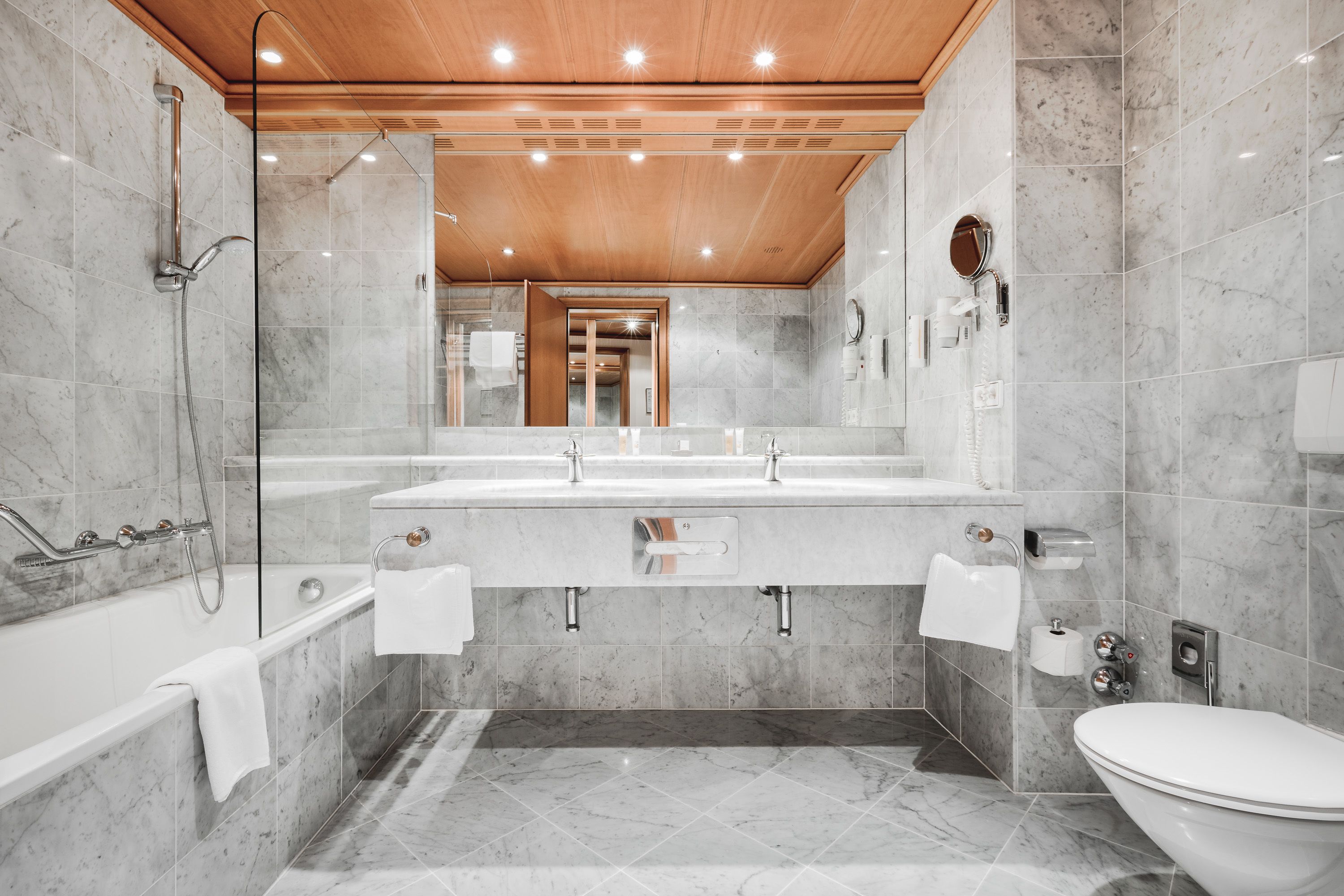 deluxe double room, balcony | bathroom | free toiletries, hair dryer, bathrobes, slippers