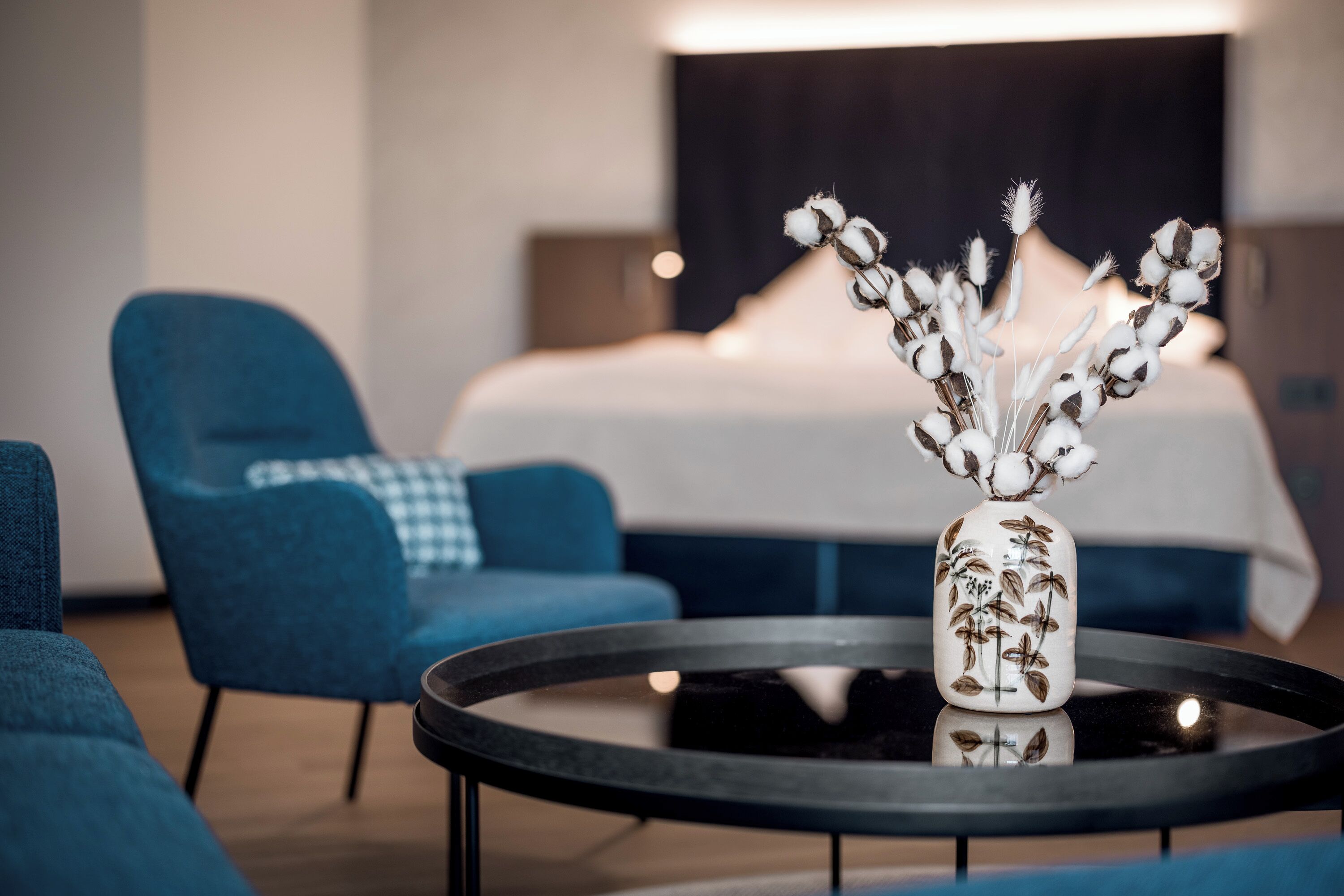 Junior-Suite, Balkon | Wohnbereich | Fernseher