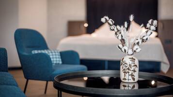 Junior-Suite, Balkon | Wohnbereich | Fernseher