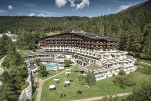 Un grande hotel con numerosi balconi e una piscina.